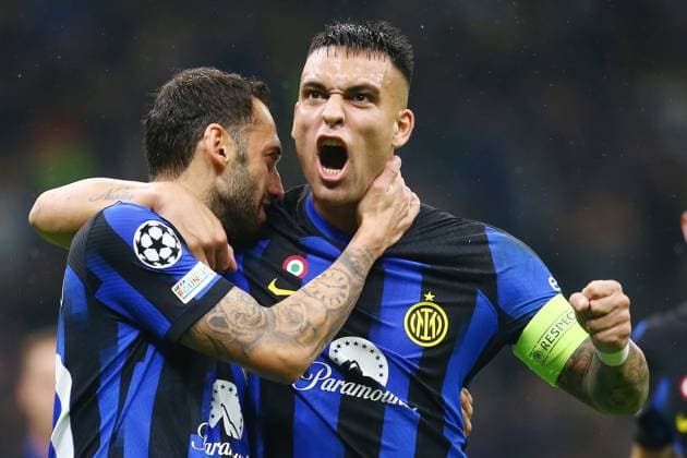 Foto Davide Spada LaPresse 24 ottobre 2023 - Milano , Italia - calcio - Inter vs Salisburgo - Champions League 2023 2024 - Stadio San Siro. Nella foto: esultanza dopo il gol 2-1 Hakan Calhanoglu (FC Inter); Lautaro Martinez (FC Inter); October 24 , 2023 Milan , Italy - sport, calcio - Inter vs Salzburg Champions League 2023 2024 - San Siro Stadium . In the pic : celebrates after scoring 2-1 Hakan Calhanoglu (FC Inter); Lautaro Martinez (FC Inter);  Copyright: xDavidexSpada LaPressex