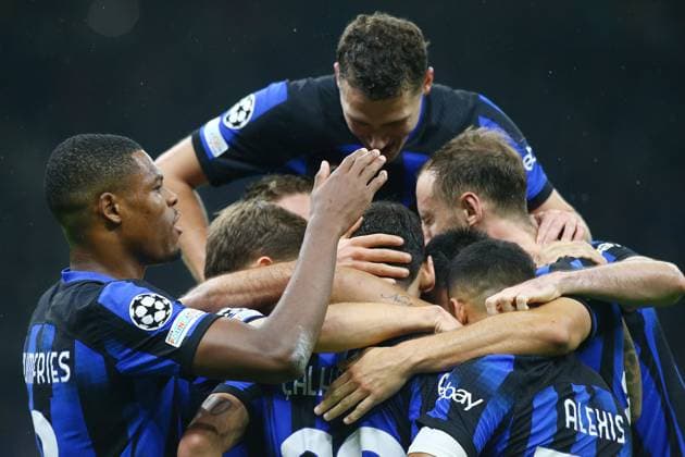 Foto Davide Spada LaPresse 24 ottobre 2023 - Milano , Italia - calcio - Inter vs Salisburgo - Champions League 2023 2024 - Stadio San Siro. Nella foto: esultanza dopo il gol 2-1 Hakan Calhanoglu (FC Inter); October 24 , 2023 Milan , Italy - sport, calcio - Inter vs Salzburg Champions League 2023 2024 - San Siro Stadium . In the pic : celebrates after scoring 2-1 Hakan Calhanoglu (FC Inter);  Copyright: xDavidexSpada LaPressex
