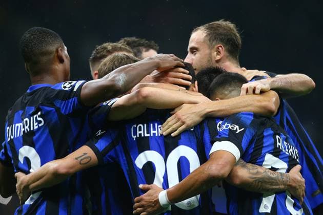Foto Davide Spada LaPresse 24 ottobre 2023 - Milano , Italia - calcio - Inter vs Salisburgo - Champions League 2023 2024 - Stadio San Siro. Nella foto: esultanza dopo il gol 2-1 Hakan Calhanoglu (FC Inter); October 24 , 2023 Milan , Italy - sport, calcio - Inter vs Salzburg Champions League 2023 2024 - San Siro Stadium . In the pic : celebrates after scoring 2-1 Hakan Calhanoglu (FC Inter);  Copyright: xDavidexSpada LaPressex