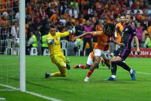 Harry Kane 9 FC Bayern Muenchen scores 1 2, Sacha Boey 93 Galatasaray , Fernando Muslera 1 Galatasaray , Galatasaray Istanbul vs FC Bayern Muenchen, Champions League, Football, First Round, First Leg, 24 10 2023 Istanbul Turkey Copyright: xkolbert-press ChristianxKolbertx