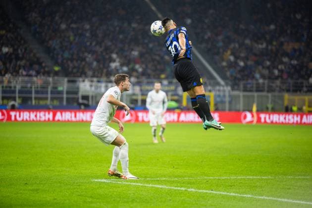 SOCCER - UEFA CL, Inter vs RBS MILAN,ITALY,24.OCT.23 - SOCCER - UEFA Champions League, group stage, FC Internazionale Milano vs Red Bull Salzburg. Image shows Luka Sucic (RBS) and Laurato Martinez (Inter).  GEPAxpictures xGintarexKarpaviciute