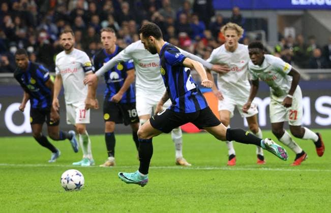 October 24, 2023, MILAN, ITALY: Inter Milan™s Hakan Calhanoglu scores goal of 2 to 1 during he UEFA Champions League group D soccer match between Fc Inter and Fc Salzburg at Giuseppe Meazza stadium in Milan, 24 October 2023..ANSA MATTEO BAZZI. Soccer; Champions League: Fc Inter vs Fc Salzburg  - ZUMAa110 20231024_zaf_a110_080 Copyright: xMatteoxBazzix