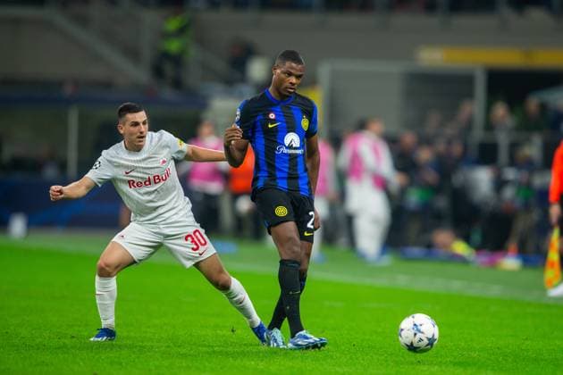 SOCCER - UEFA CL, Inter vs RBS MILAN,ITALY,24.OCT.23 - SOCCER - UEFA Champions League, group stage, FC Internazionale Milano vs Red Bull Salzburg. Image shows Oscar Gloukh (RBS) and Denzel Justus Morris Dumfries (Inter).  GEPAxpictures xGintarexKarpaviciute