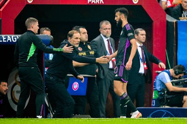 Sport Bilder des Tages ISTANBUL - (l-r) FC Bayern Munich coach Thomas Tuchel, Noussair Mazraoui of FC Bayern Munich during the UEFA Champions League Group A match between Galatasaray and FC Bayern Munich at the Rams Global Stadium on October 24 in Istanbul, Turkey. ANP Hollandse Hoogte UEFA Champions League 2023 24 2023 2024 xVIxANPxSportx xGerritxvanxKeulenxIVx 482009372 originalFilename: 482009372.jpg