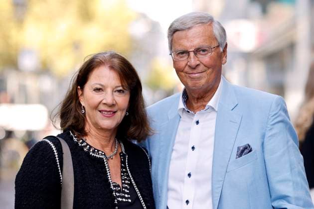 Politician Wolfgang Bosbach CDU with wife Sabine Bosbach at the premiere of the Sky Original documentary Daum Triumphs and Scandals , to be seen from 27 10 on Sky and WOW, on the occasion of the 70th birthday of Christoph Daum, at the Residenz Kino Cologne, 24 10 2023 NRW Germany Copyright: xChristophxHardtx