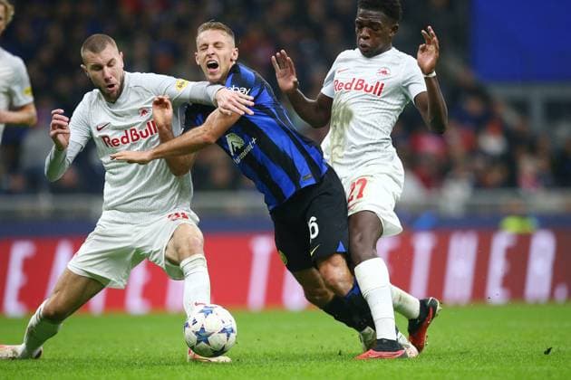 Foto Davide Spada LaPresse 24 ottobre 2023 - Milano , Italia - calcio - Inter vs Salisburgo - Champions League 2023 2024 - Stadio San Siro. Nella foto: Davide Frattesi (FC Inter); rigore fallo October 24 , 2023 Milan , Italy - sport, calcio - Inter vs Salzburg Champions League 2023 2024 - San Siro Stadium . In the pic : Davide Frattesi (FC Inter); penalty foul  Copyright: xDavidexSpada LaPressex