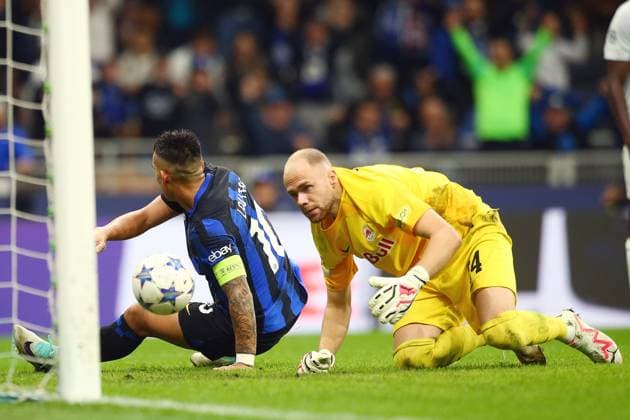 Foto Davide Spada LaPresse 24 ottobre 2023 - Milano , Italia - calcio - Inter vs Salisburgo - Champions League 2023 2024 - Stadio San Siro. Nella foto: Lautaro Martinez (FC Inter); gol annullato October 24 , 2023 Milan , Italy - sport, calcio - Inter vs Salzburg Champions League 2023 2024 - San Siro Stadium . In the pic : Lautaro Martinez (FC Inter);  Copyright: xDavidexSpada LaPressex