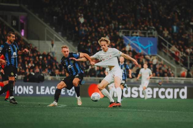UEFA Champions League Group D: Inter Milan - FC Salzburg MILAN, ITALY - OCTOBER 24: Davide Frattesi of Inter Milan challenged by Maurits Kjaergaard of FC Salzburg during the UEFA Champions League Group D match Inter Milan vs FC Salzburg on October 24, 2023 in Milan, Italy. Photo by Jasmin Walter - FC Red Bull Salzburg Copyright: xJasminxWalterx-xFCxRedxBullxSalzburgx JWA_7281