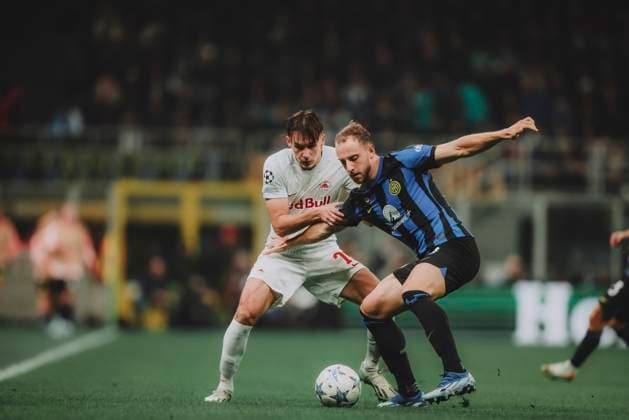 UEFA Champions League Group D: Inter Milan - FC Salzburg MILAN, ITALY - OCTOBER 24: Amar Dedic of FC Salzburg challenges Carlos Augusto of Inter Milan during the UEFA Champions League Group D match Inter Milan vs FC Salzburg on October 24, 2023 in Milan, Italy. Photo by Jasmin Walter - FC Red Bull Salzburg Copyright: xJasminxWalterx-xFCxRedxBullxSalzburgx JWA_8666