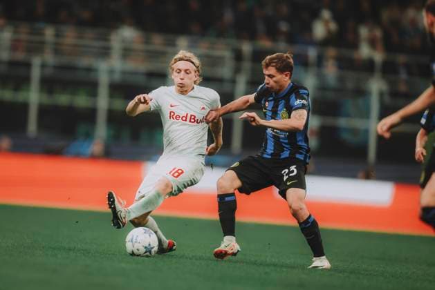 UEFA Champions League Group D: Inter Milan - FC Salzburg MILAN, ITALY - OCTOBER 24: Mads Bidstrup of FC Salzburg challenged by Nicolo Barella of Inter Milan during the UEFA Champions League Group D match Inter Milan vs FC Salzburg on October 24, 2023 in Milan, Italy. Photo by Jasmin Walter - FC Red Bull Salzburg Copyright: xJasminxWalterx-xFCxRedxBullxSalzburgx JWA_8694