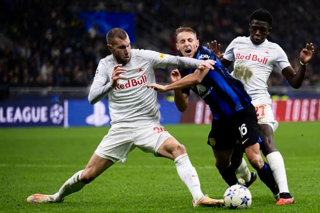 FC Internazionale v RB Salzburg - UEFA Champions League Strahinja Pavlovic of RB Salzburg and Lucas Gourna-Douath of RB Salzburg foul in Davide Frattesi of FC Internazionale lead to a penalty kick during the UEFA Champions League football match between FC Internazionale and RB Salzburg. Milan Italy Copyright: xNicolòxCampox