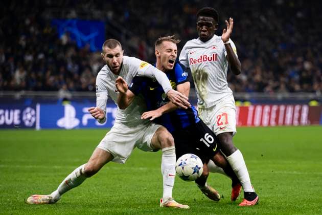 FC Internazionale v RB Salzburg - UEFA Champions League Strahinja Pavlovic of RB Salzburg and Lucas Gourna-Douath of RB Salzburg foul in Davide Frattesi of FC Internazionale lead to a penalty kick during the UEFA Champions League football match between FC Internazionale and RB Salzburg. Milan Italy Copyright: xNicolòxCampox