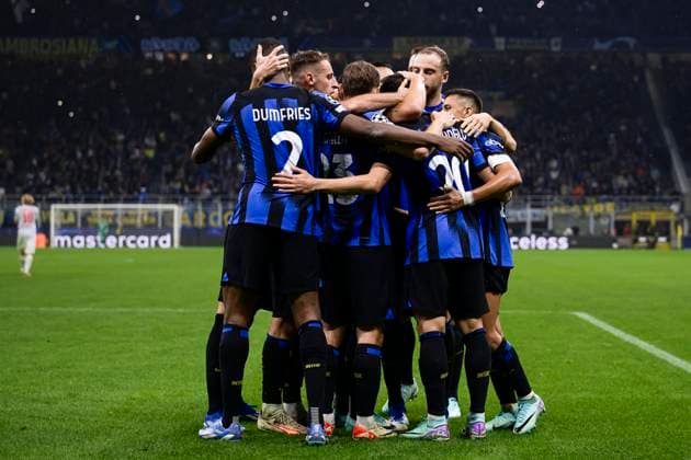 FC Internazionale v RB Salzburg - UEFA Champions League Hakan Calhanoglu of FC Internazionale celebrates with teammates after scoring a gol from a penalty kick during the UEFA Champions League football match between FC Internazionale and RB Salzburg. Milan Italy Copyright: xNicolòxCampox