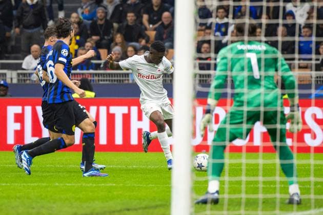 SOCCER - UEFA CL, Inter vs RBS MILAN,ITALY,24.OCT.23 - SOCCER - UEFA Champions League, group stage, FC Internazionale Milano vs Red Bull Salzburg. Image shows Davide Frattesi (Inter), Karim Konate (RBS) and Yann Sommer (Inter).  GEPAxpictures xGintarexKarpaviciute