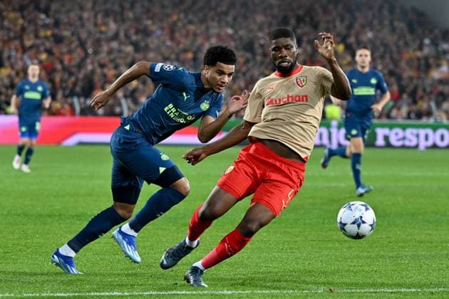 231024 RC Lens vs PSV Eindhoven Malik Tillman (10) of Eindhoven fighting for the ball with Kevin Danso (4) of RC Lens during the Uefa Champions League matchday 3 game in group B in the 2023-2024 season between Racing Club de Lens and PSV Eindhoven on October 24 , 2023 in Lens, France. (Photo by David Catry Isosport) LENS FRANCE  Copyright: xx 412574