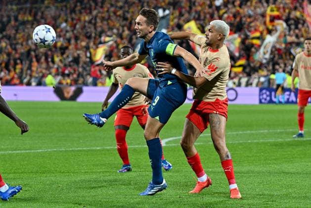 231024 RC Lens vs PSV Eindhoven Luuk de Jong (9) of Eindhoven fighting for the ball with Facundo Medina (14) of RC Lens during the Uefa Champions League matchday 3 game in group B in the 2023-2024 season between Racing Club de Lens and PSV Eindhoven on October 24 , 2023 in Lens, France. (Photo by David Catry Isosport) LENS FRANCE  Copyright: xx 412575