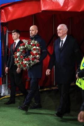 Fußball UEFA Champions League Gruppe A Manchester United gegen FC Kopenhagen 24. Oktober 2023 UEFA Champions League Gruppe A Manchester United gegen FC Kopenhagen Daniel Gore, Manager Erik ten Hag und der ehemalige United-Torwart Alex Stepney verlassen den Tunnel mit einem Kranz zu Ehren von Sir Bobby Charlton, der am Samstag verstorben ist Foto Simon Stacpoole Offside Manchester UK  Copyright: xSimonxStacpoolexOffside