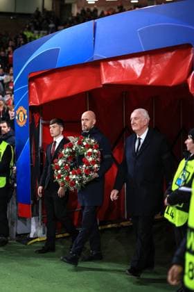 Fußball UEFA Champions League Gruppe A Manchester United gegen FC Kopenhagen 24. Oktober 2023 UEFA Champions League Gruppe A Manchester United gegen FC Kopenhagen Daniel Gore, Manager Erik ten Hag und der ehemalige United-Torwart Alex Stepney verlassen den Tunnel mit einem Kranz zu Ehren von Sir Bobby Charlton, der am Samstag verstorben ist Foto Simon Stacpoole Offside Manchester UK  Copyright: xSimonxStacpoolexOffside