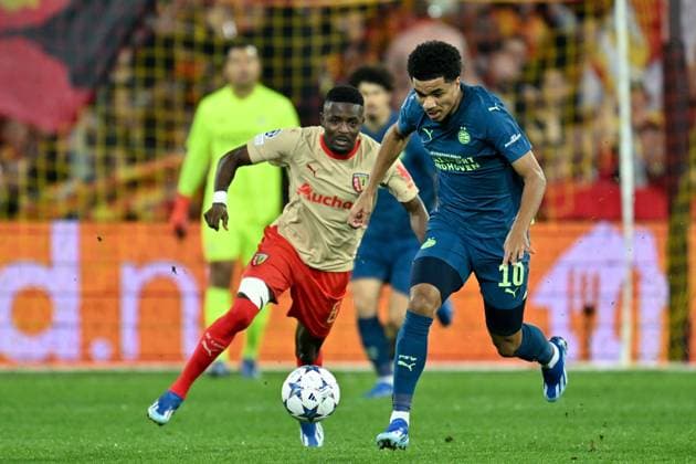231024 RC Lens vs PSV Eindhoven Salis Abdul Samed (6) of RC Lens defending Malik Tillman (10) of Eindhoven on during the Uefa Champions League matchday 3 game in group B in the 2023-2024 season between Racing Club de Lens and PSV Eindhoven on October 24 , 2023 in Lens, France. (Photo by David Catry Isosport) LENS FRANCE  Copyright: xx 412579