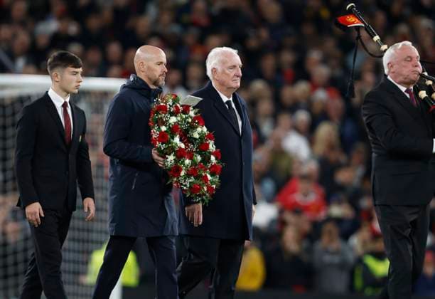 Manchester United, ManU v F.C. Copenhagen: Group A - UEFA Champions League 2023 24 Daniel Gore and Erik ten Hag, Manager of Manchester United, carries a wreath in tribute to former player Sir Bobby Charlton the UEFA Champions League match between Manchester United and F.C. Copenhagen at Old Trafford on October 24, 2023 in Manchester, England. Manchester Old Trafford England United Kingdom Copyright: xRichardxSellers Sportsphoto APLx 13958399