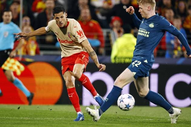 LENS - (l-r) Florian Sotoca of RC Lens, Jerdy Schouten of PSV during the UEFA Champions League Group B match between RC Lens and PSV Eindhoven at the Stade Bollaert-Delelis on October 24, 2023 in Lens, France. ANP MAURICE VAN STEEN UEFA Champions League 2023 24 2023 2024 xVIxANPxSportx xxANPxIVx 482012952 originalFilename: 482012952.jpg