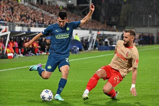 231024 RC Lens vs PSV Eindhoven Hirving Lozano (27) of Eindhoven fighting for the ball with Jonathan Gradit (24) of RC Lens during the Uefa Champions League matchday 3 game in group B in the 2023-2024 season between Racing Club de Lens and PSV Eindhoven on October 24 , 2023 in Lens, France. (Photo by David Catry Isosport) LENS FRANCE  Copyright: xx 412585