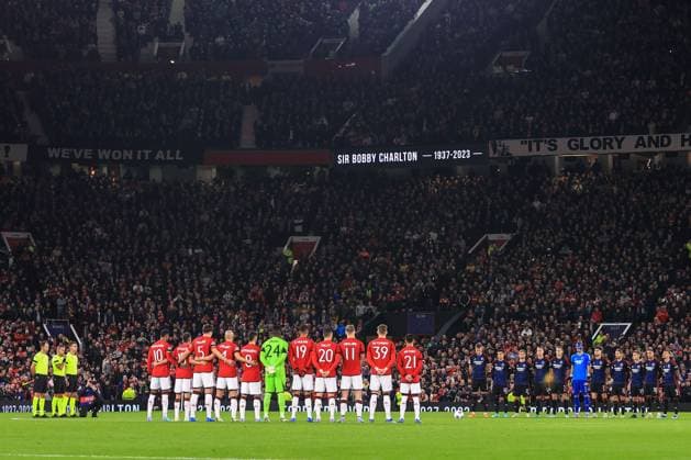Fußball UEFA Champions League Gruppe A Manchester United gegen FC Kopenhagen 24. Oktober 2023 UEFA Champions League Gruppe A Manchester United gegen FC Kopenhagen Spieler und Fans legen eine Schweigeminute zu Ehren des kürzlich verstorbenen Sir Bobby Charlton ein Foto Simon Stacpoole Offside Manchester UK  Copyright: xSimonxStacpoolexOffside