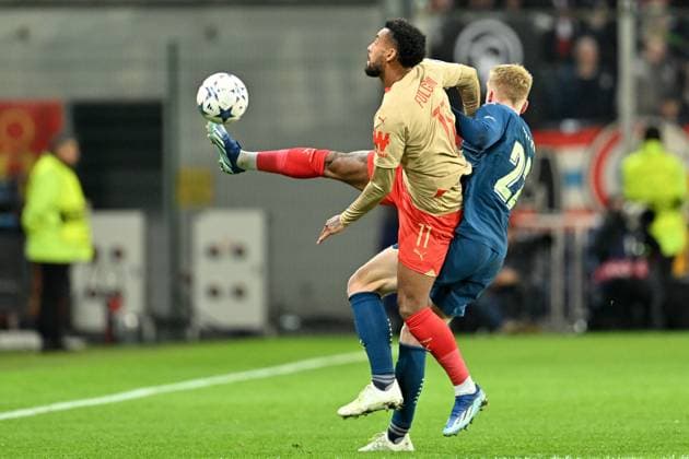 231024 RC Lens vs PSV Eindhoven Angelo Fulgini (11) of RC Lens fighting for the ball with Jerdy Schouten (22) of Eindhoven during the Uefa Champions League matchday 3 game in group B in the 2023-2024 season between Racing Club de Lens and PSV Eindhoven on October 24 , 2023 in Lens, France. (Photo by David Catry Isosport) LENS FRANCE  Copyright: xx 412591