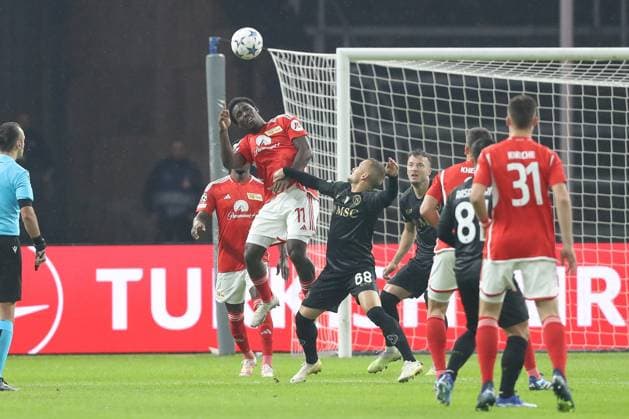 24 10 2023, xtgx, football, UEFA Champions League, 1 FC Union Berlin SSC Napoli emspor, v l David Datro Fofana Union Berlin, 11 , Stanislav Lobotka Napoli, 68 duel, duel, fight, tackle DFL DFB REGULATES PROHIBIT ANY USE OF PHOTOGRAPHS as IMAGE SEQUENCES and or QUASI VIDEO Olympiastadion