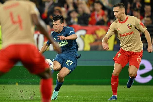 231024 RC Lens vs PSV Eindhoven Hirving Lozano (27) of Eindhoven shooting towards goal past Przemyslaw Frankowski (29) of RC Lens and hitting the post during the Uefa Champions League matchday 3 game in group B in the 2023-2024 season between Racing Club de Lens and PSV Eindhoven on October 24 , 2023 in Lens, France. (Photo by David Catry Isosport) LENS FRANCE  Copyright: xx 412594