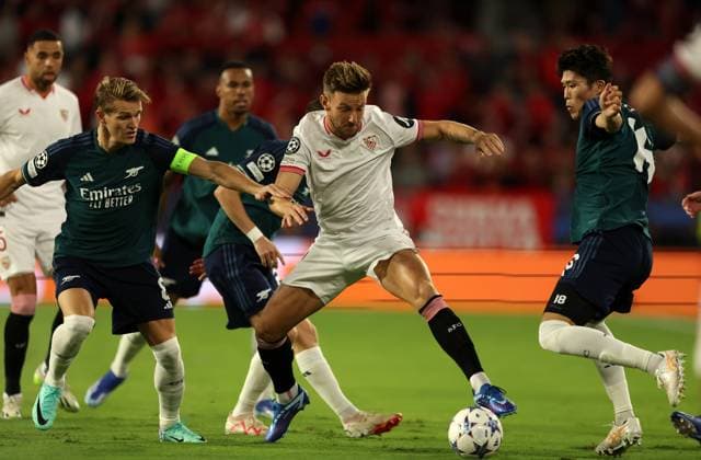 Sevilla v Arsenal Champions League 24 10 2023. Ivan Rakitic of Sevilla in action against Martin Odegaard of Arsenal (left) and Takehiro Tomiyasu of Arsenal (right) during the Champions League match between Sevilla and Arsenal at the Ramon Sanchez Pizjuan Stadium, Seville, Spain on 24 October 2023. Seville Ramon Sanchez Pizjuan Stadium Andalusia Spain Editorial use only , Copyright: xGeorgexTewkesburyx PSI-18260-0024