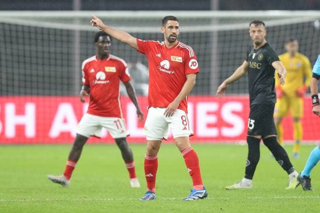 24 10 2023, xtgx, football, UEFA Champions League, 1 FC Union Berlin SSC Napoli emspor, v l Rani Khedira Union Berlin, 8 gives instructions, gestures with arms, gesticulate, gives instructions DFL DFB REGULATES PROHIBIT ANY USE OF PHOTOGRAPHS AS IMAGE SEQUENCES AND OR QUASI VIDEO Olympiastadion