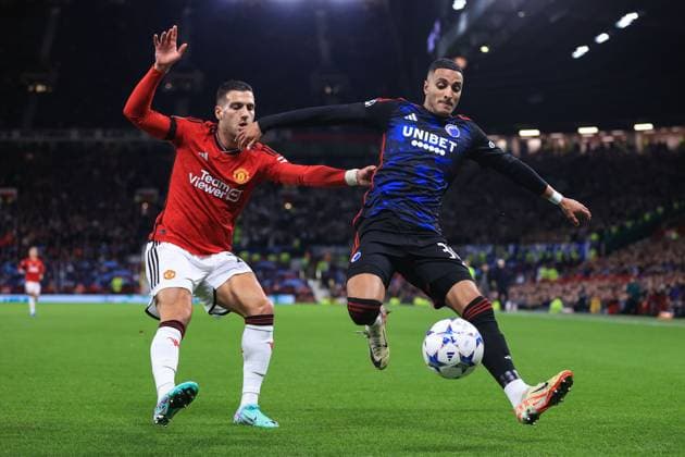 Fußball UEFA Champions League Gruppe A Manchester United gegen FC Kopenhagen 24. Oktober 2023 UEFA Champions League Gruppe A Manchester United gegen FC Kopenhagen Diogo Dalot von Manchester United und Hakon Arnar Haraldsson vom FC Kopenhagen Foto Simon Stacpoole Abseits Manchester UK  Copyright: xSimonxStacpoolexOffside