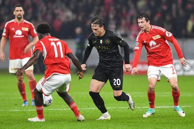 Football, Men, 2023 2024 season, UEFA Champions League Group C, Matchday 3 , 1 FC Union Berlin SSC Napoli, f l David Datro Fofana 1 FC Union Berlin , Piotr Zielinski SSC Napoli and Brenden Aaronson 1 FC Union Berlin in duel, 24 10 2023, Copyright: xMatthiasxKochx