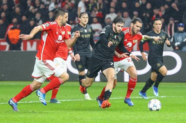 24 10 2023, xtgx, football, UEFA Champions League, 1 FC Union Berlin SSC Napoli emspor, v l Khvicha Kvararskhelia Napoli, 77 , Christopher Trimmel Union Berlin, 28 duel, duel, fight, tackle DFL DFB REGULATES PROHIBIT ANY USE OF PHOTOGRAPHS as IMAGE SEQUENCES and or QUASI VIDEO Olympiastadion