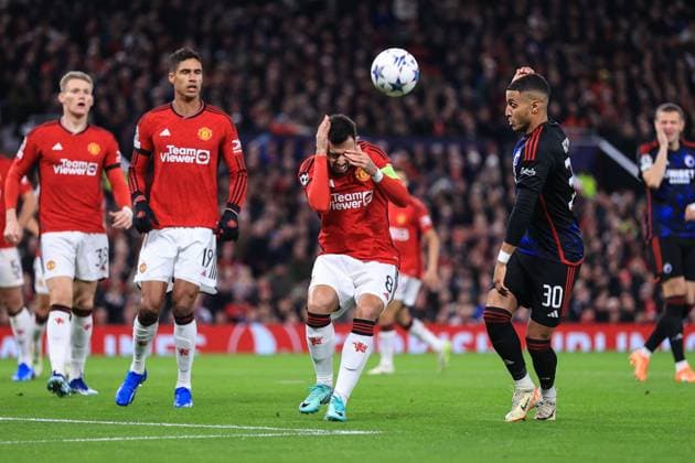 Fußball UEFA Champions League Gruppe A Manchester United gegen FC Kopenhagen 24. Oktober 2023 UEFA Champions League Gruppe A Manchester United gegen FC Kopenhagen Bruno Fernandes von Manchester United weicht dem Ball aus Foto Simon Stacpoole Abseits Manchester UK  Copyright: xSimonxStacpoolexOffside