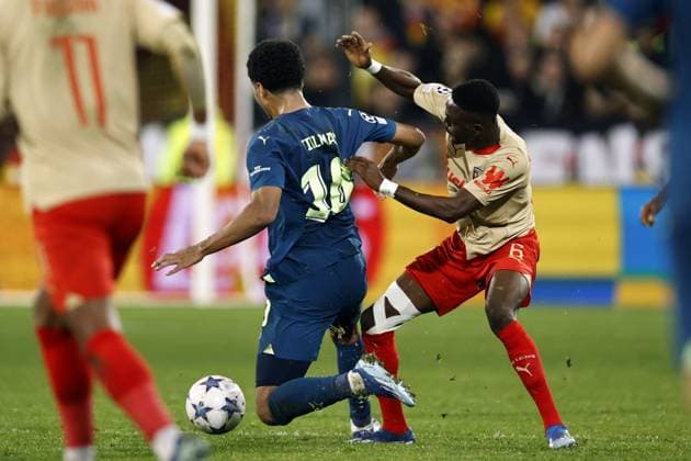 LENS - (l-r) Malik Tillman of PSV Eindhoven, Salis Abdul Samed of RC Lens during the UEFA Champions League Group B match between RC Lens and PSV Eindhoven at the Stade Bollaert-Delelis on October 24, 2023 in Lens, France. ANP MAURICE VAN STEEN UEFA Champions League 2023 24 2023 2024 xVIxANPxSportx xxANPxIVx 482016254 originalFilename: 482016254.jpg