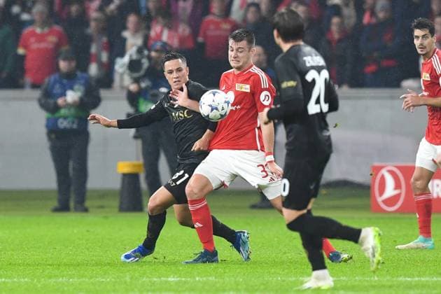 Football, Men, 2023 2024 season, UEFA Champions League Group C, Matchday 3 , 1 FC Union Berlin SSC Napoli, v l Giacomo Raspadori SSC Napoli and Robin Knoche 1 FC Union Berlin in duel, 24 10 2023, Copyright: xMatthiasxKochx