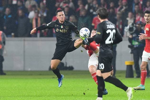 Football, Men, 2023 2024 season, UEFA Champions League Group C, Matchday 3 , 1 FC Union Berlin SSC Napoli, v l Giacomo Raspadori SSC Napoli and Robin Knoche 1 FC Union Berlin in duel, 24 10 2023, Copyright: xMatthiasxKochx