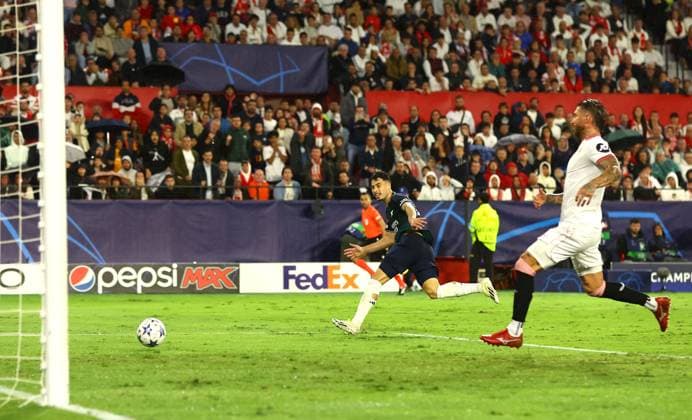 EDITORIAL USE ONLY No use with unauthorised audio, video, data, fixture lists, club league logos or live services. Online in-match use limited to 120 images, no video emulation. No use in betting, games or single club league player publications. Sevilla v Arsenal, UEFA Champions League, Group B, Football, Ramon Sanchez Pizjuan Stadium, Seville, Spain - 24 Oct 2023 EDITORIAL USE ONLY No use with unauthorised audio, video, data, fixture lists, club league logos or live services. Online in-match use limited to 120 images, no video emulation. No use in betting, games or single club league player publications. Copyright: xKieranxMcManus Shutterstockx 14161528ad