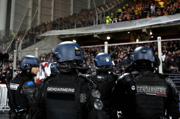 LENS - Police in front of the PSV away section during the UEFA Champions League group B match between RC Lens and PSV Eindhoven at the Stade Bollaert-Delelis on October 24, 2023 in Lens, France. ANP MAURICE VAN STEEN UEFA Champions League 2023 24 2023 2024 xVIxANPxSportx xxANPxIVx 482017776 originalFilename: 482017776.jpg
