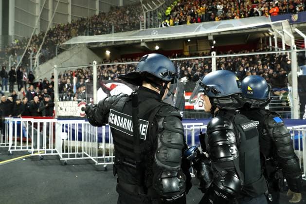 LENS - Police in front of the PSV away section during the UEFA Champions League group B match between RC Lens and PSV Eindhoven at the Stade Bollaert-Delelis on October 24, 2023 in Lens, France. ANP MAURICE VAN STEEN UEFA Champions League 2023 24 2023 2024 xVIxANPxSportx xxANPxIVx 482017787 originalFilename: 482017787.jpg