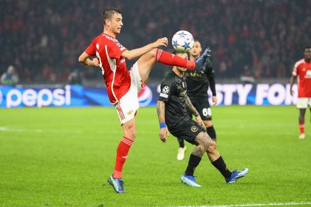 24 10 2023, xtgx, football, UEFA Champions League, 1 FC Union Berlin SSC Napoli emspor, v l Janik Haberer Union Berlin, 19 on the ball, plays the ball DFL DFB REGULATES PROHIBIT ANY USE OF PHOTOGRAPHS as IMAGE SEQUENCES and or QUASI VIDEO Olympiastadion
