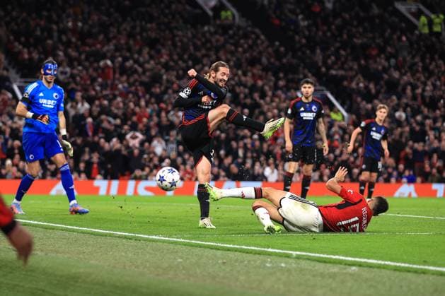 Fußball UEFA Champions League Gruppe A Manchester United gegen FC Kopenhagen 24. Oktober 2023 UEFA Champions League Gruppe A Manchester United gegen FC Kopenhagen Rasmus Falk von FC Kopenhagen klärt den Ball nach einem Schuss von Sergio Reguilon von Manchester United Foto Simon Stacpoole Abseits Manchester UK  Copyright: xSimonxStacpoolexOffside