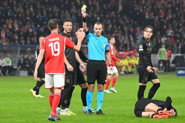 Football, Men, 2023 2024 season, UEFA Champions League Group C, Matchday 3 , 1 FC Union Berlin SSC Napoli, v l Janik Haberer 1 FC Union Berlin sees yellow card from referee Irfan Peljto, 24 10 2023, Copyright: xMatthiasxKochx
