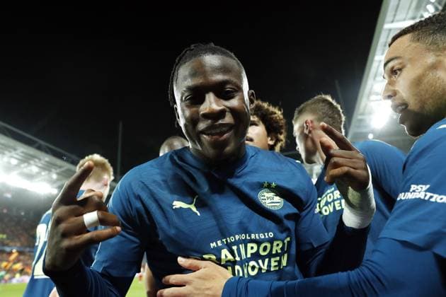 Sport Bilder des Tages LENS - Johan Bakayoko of PSV Eindhoven celebrates the 0-1 during the UEFA Champions League group B match between RC Lens and PSV Eindhoven at the Stade Bollaert-Delelis on October 24, 2023 in Lens, France. ANP MAURICE VAN STEEN UEFA Champions League 2023 24 2023 2024 xVIxANPxSportx xxANPxIVx 482019334 originalFilename: 482019334.jpg