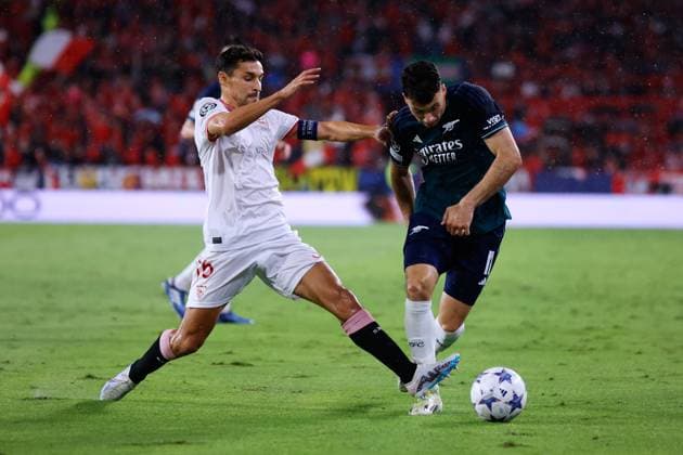 Gabriel Martinelli of Arsenal FC (R) battles for the ball with Jesus Navas of Sevilla FC (L) during the UEFA Champions League match between Sevilla FC and Arsenal FC at Estadio Ramon Sanchez Pizjuan on October 24, 2023 in Seville, Spain. FOOTBALL : Sevilla FC vs Arsenal FC - Europa Leage - 28 10 2023 AlvaroMedranda Panoramic 