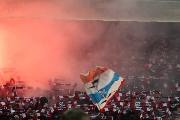 Supporters du PSV Eindhoven lors du match de l UEFA Champions League entre le RC Lens et le PSV Eindhoven, stade Bollaert-Delelis, le 24 octobre 2023 FOOTBALL : RC LENS vs PSV EINDHOVEN - UEFA LIGUE DES CHAMPIONS - 24 10 2023 LaurentSanson Panoramic 
