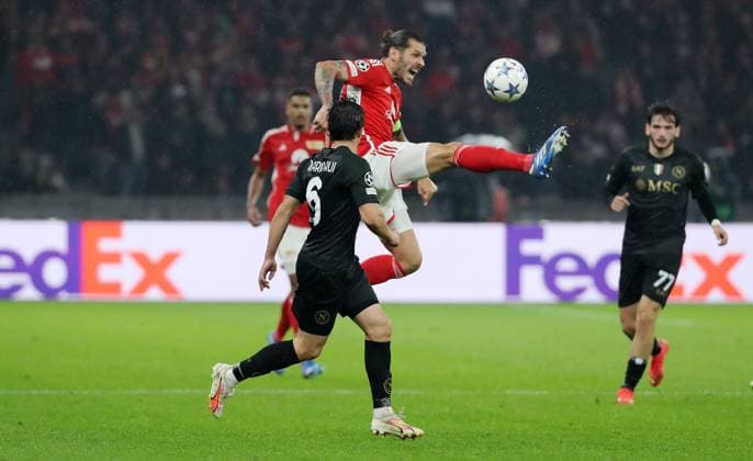 Mario Rui, Christopher Trimmel duel match scene action sports soccer soccer UEFA Champions League UCL mens 3 match day season 2023 2024 24 10 2023 1 FC Union Berlin FCU vs SSC Napoli Olympiastadion DFL regulations prohibit any use of photographs as image sequences and or quasi video