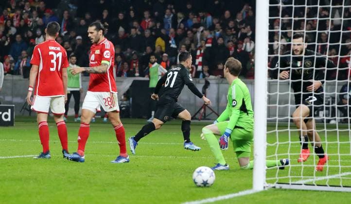 Goalkeeper Frederik Rönnow concedes the 0 1 by Giacomo Raspadori No 81 , Robin Knoche, Christopher Trimmel disappointed Sports Football Soccer UEFA Champions League UCL Men 3 Matchday Season 2023 2024 24 10 2023 1 FC Union Berlin FCU vs SSC Napoli Olympiastadion DFL regulations prohibit any use of photographs as image sequences and or quasi video